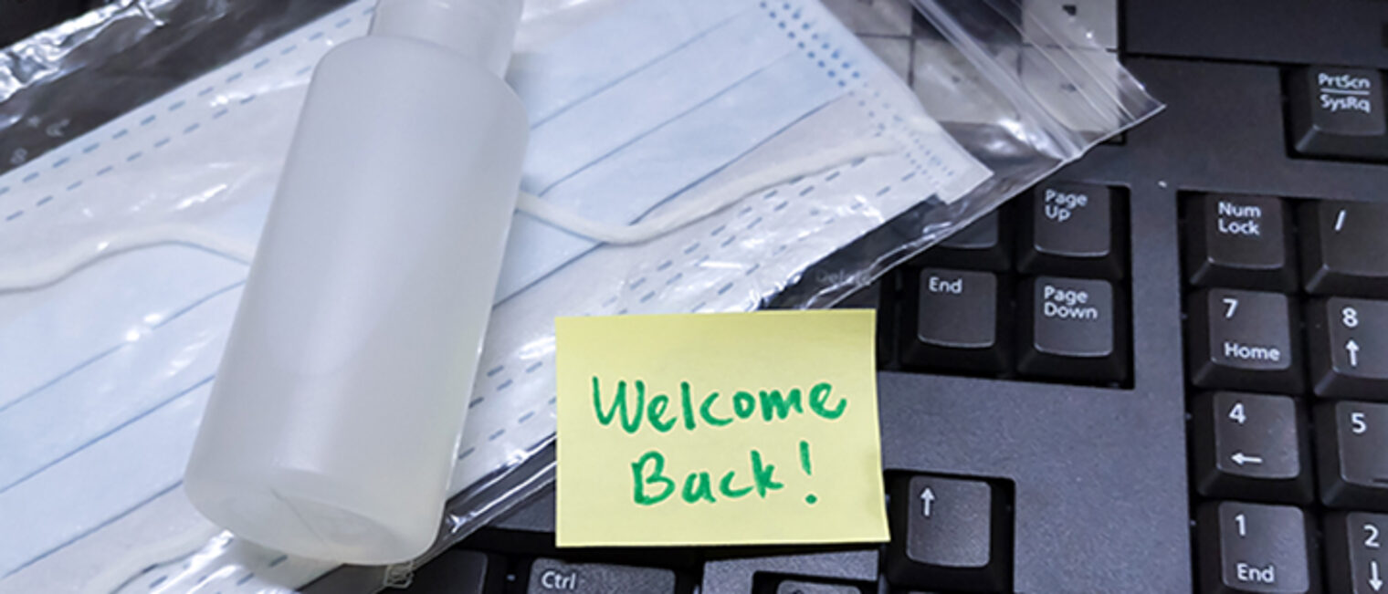 Welcome note with hand sanitizer and mask on work keyboard; Back to work note with alcohol gel to prevent coronavirus / infection Schlagwort(e): back to work, face mask, workplace, sanitizer, keyboard, mask, sticky note, welcome, sanitizer bottle, return, digital, professional, alcohol, gel, infection, prevent, lifestyle, worker, coming, concept, card, background, pc