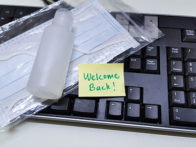 Welcome note with hand sanitizer and mask on work keyboard; Back to work note with alcohol gel to prevent coronavirus / infection Schlagwort(e): back to work, face mask, workplace, sanitizer, keyboard, mask, sticky note, welcome, sanitizer bottle, return, digital, professional, alcohol, gel, infection, prevent, lifestyle, worker, coming, concept, card, background, pc