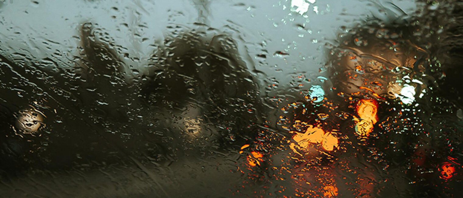 Regen auf der Windschutzscheibe