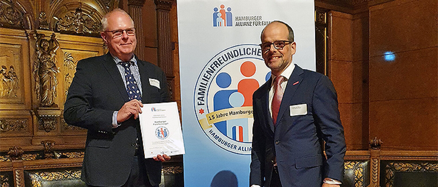 Familiensiegel-Verleihung an Dachdeckermeister Christian Wiese durch Handwerkskammer-Vorstand Christian Hamburg im Rahmen des Senatsempfangs. Familiensiegel-Verleihung an Dachdeckermeister Christian Wiese durch Handwerkskammer-Vorstand Christian Hamburg im Rahmen des Senatsempfangs.
