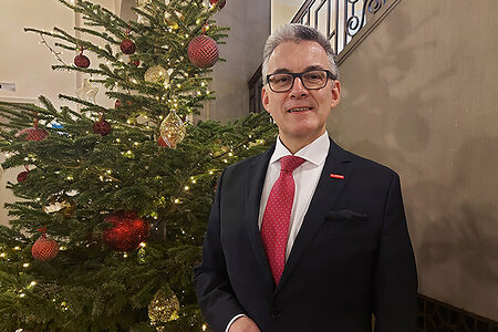 Handwerkskammerpräsident Hjalmar Stemmann vor dem Weihnachtsbaum in der Handwerkskammer Hamburg