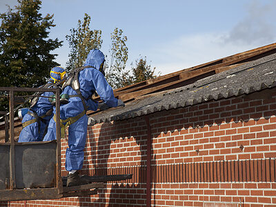 Asbestsanierung auf einem Dach