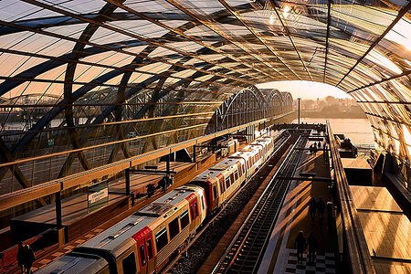 U-Bahn-Station Elbbrücken mit U-Bahn und Elbblick