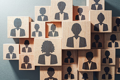 Holzwürfel mit Köpfen als Schattenriss