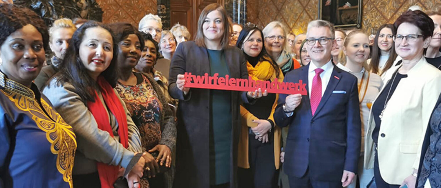 Handwerkerinnen und Handwerkskammerpräsident Hjalmar Stemmann sowie Vizepräsidentin Bedra Duric (re.) mit Gleichstellungssenatorin Katharina Fegebank am Internationalen Frauentag im Rathaus Handwerkerinnen und Handwerkskammerpräsident Hjalmar Stemmann sowie Vizepräsidentin Bedra Duric (re.) mit Gleichstellungssenatorin Katharina Fegebank am Internationalen Frauentag im Rathaus