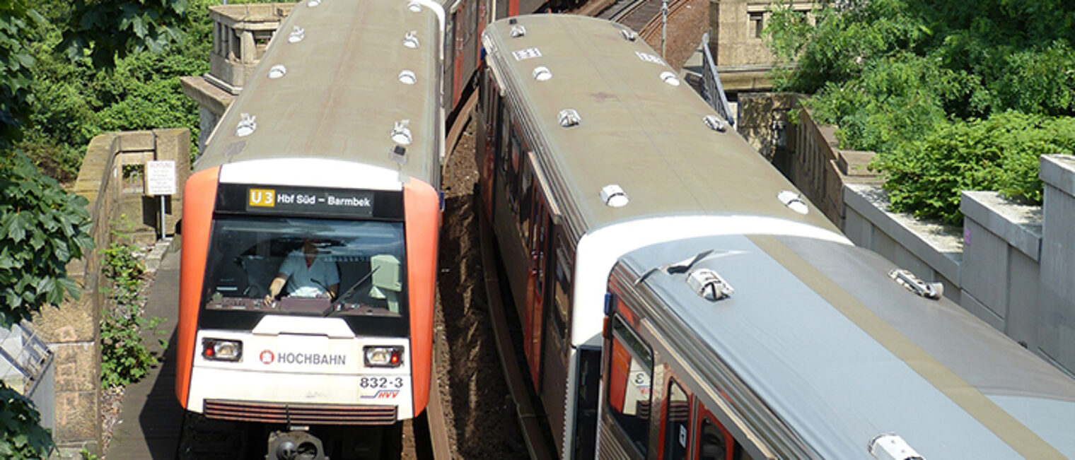 Zwei U-Bahnen der Linie U3 begegnen sich in Hamburg oberirdisch. Zwei U-Bahnen der Linie U3 begegnen sich in Hamburg oberirdisch.