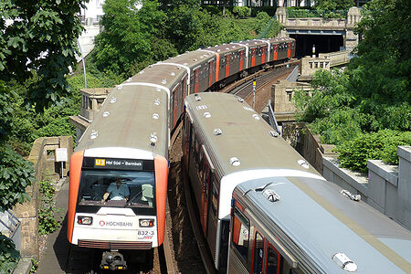Zwei U-Bahnen der Linie U3 begegnen sich in Hamburg oberirdisch.