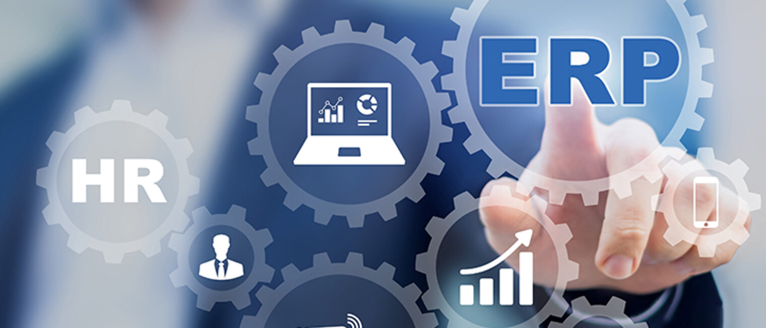 Zahnräder stehen für ein ERP-System. Mann tippt auf mit Finger darauf. Ineinander greifende Zahnräder versinnbildlichen ein ERP-System. Ein Mann tippt mit einem Finger auf das ERP-Zahnrad.