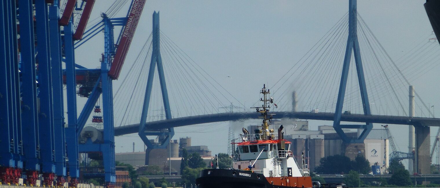 Hamburger Hafen mit Schlepper und Köhlbrandbrücke Hamburger Hafen mit Schlepper und Köhlbrandbrücke