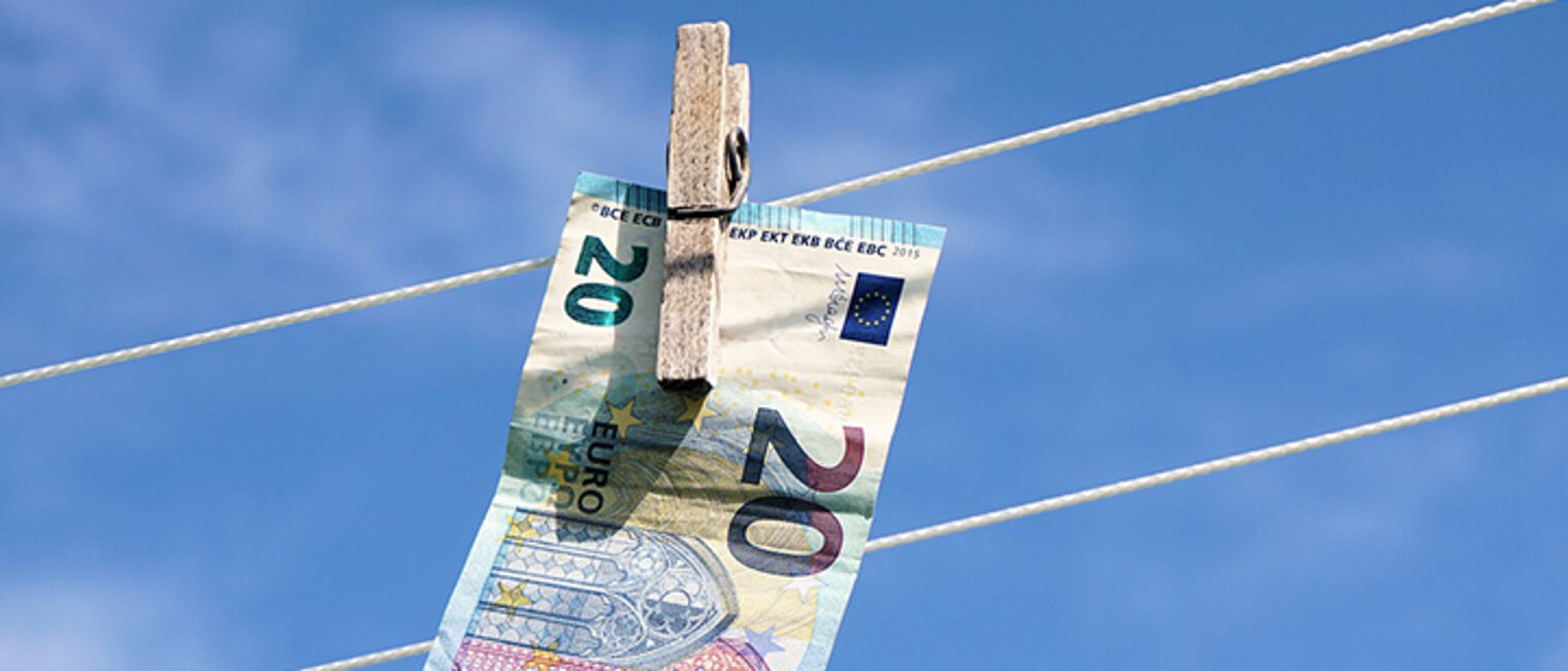 mit Wäscheklammer an einer Leine befestigter 20-Euro-Schein mit Wäscheklammer an einer Leine befestigter 20-Euro-Schein