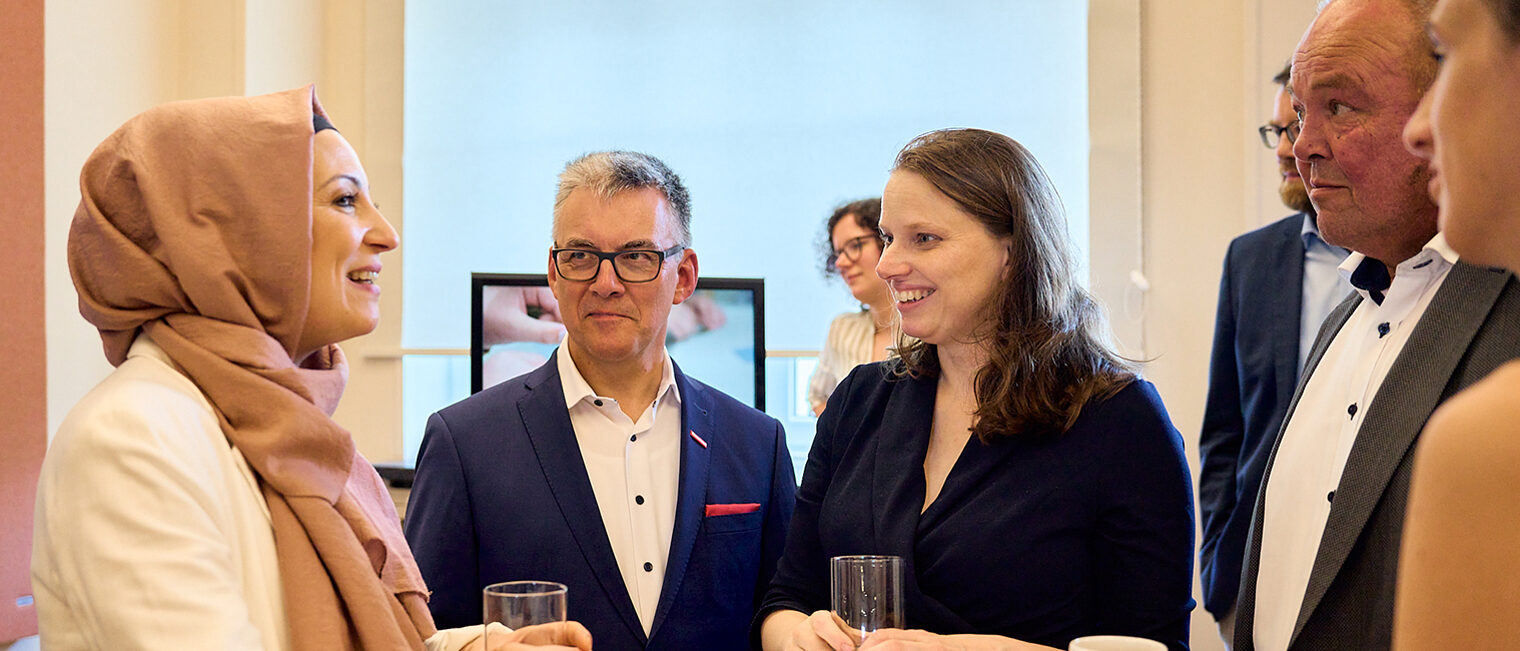 Friseurmeisterin Filiz Sen (Friseurhandwerk by Filiz Sen) im Gespräch mit Handwerkskammerpräsidenten Hjalmar Stemmann und Wirtschaftssenatorin Melanie Leonhard Friseurmeisterin Filiz Sen (Friseurhandwerk by Filiz Sen) im Gespräch mit Handwerkskammerpräsidenten Hjalmar Stemmann und Wirtschaftssenatorin Melanie Leonhard
