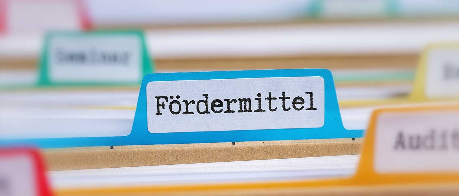 Bunte Registerkarten mit dem Schriftzug "Fördermittel"