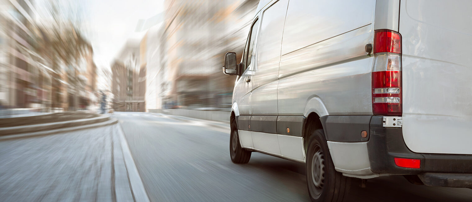 Transporter fährt durch ein Wohngebiet Transporter fährt durch ein Wohngebiet