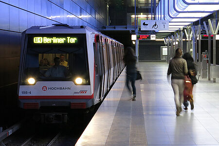 U-Bahn-Station in Hamburg mit U-Bahn