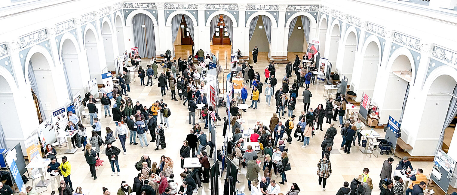 Viele Menschen an Infoständen im Commerzsaal der Handelskammer Hamburg Viele Menschen an Infoständen im Commerzsaal der Handelskammer Hamburg