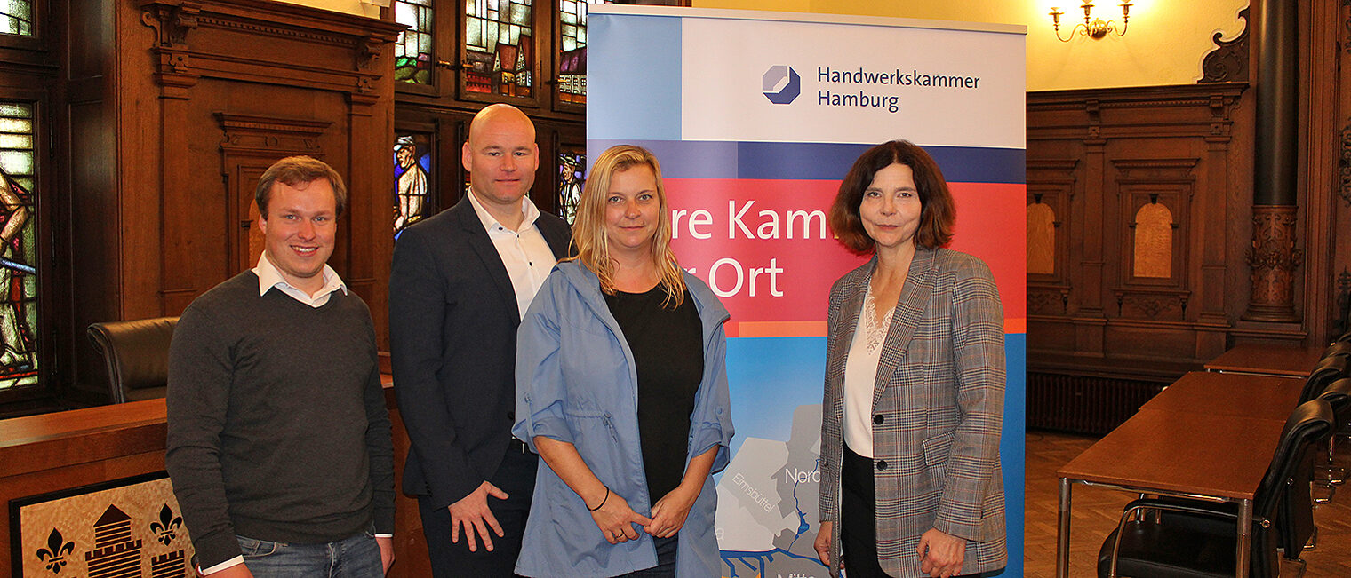 Bezirkshandwerksmeister-Team Harburg mit Bezirksamtsleiterin Sophie Fredenhagen Bezirkshandwerksmeister-Team Harburg mit Bezirksamtsleiterin Sophie Fredenhagen
