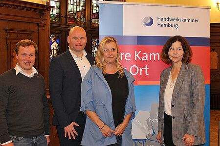 Bezirkshandwerksmeister-Team Harburg mit Bezirksamtsleiterin Sophie Fredenhagen