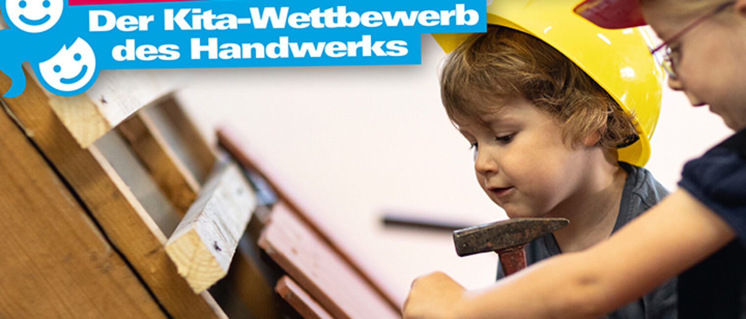 Ein Mädchen und ein Junge im Kindergartenalter befestigen Ziegel auf Dachlatten. Mit Schriftzug "Kleine Hände, große Zukunft" Ein Mädchen und ein Junge im Kindergartenalter befestigen Ziegel auf Dachlatten. Mit Schriftzug "Kleine Hände, große Zukunft"