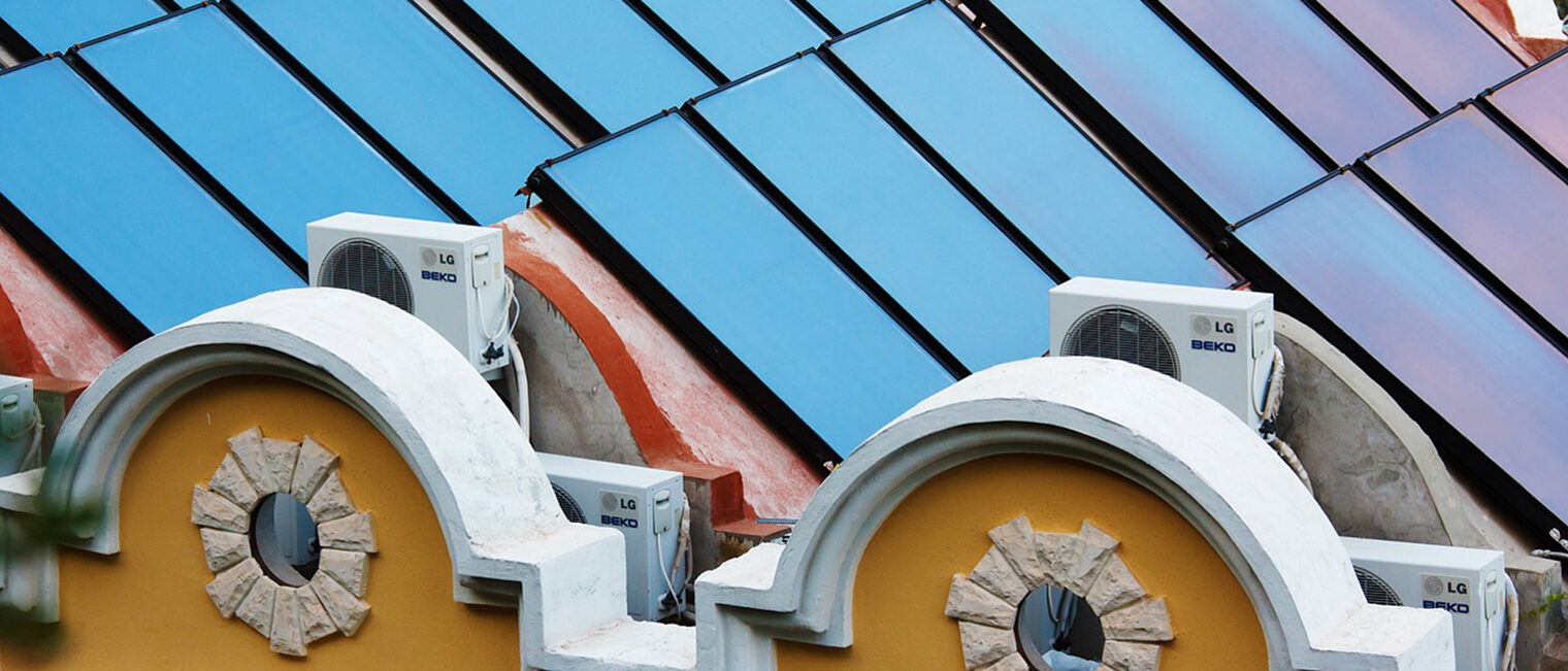 Solaranlage und Wärmepumpen auf Hausdächern