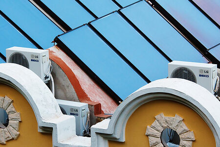 Solaranlage und Wärmepumpen auf Hausdächern