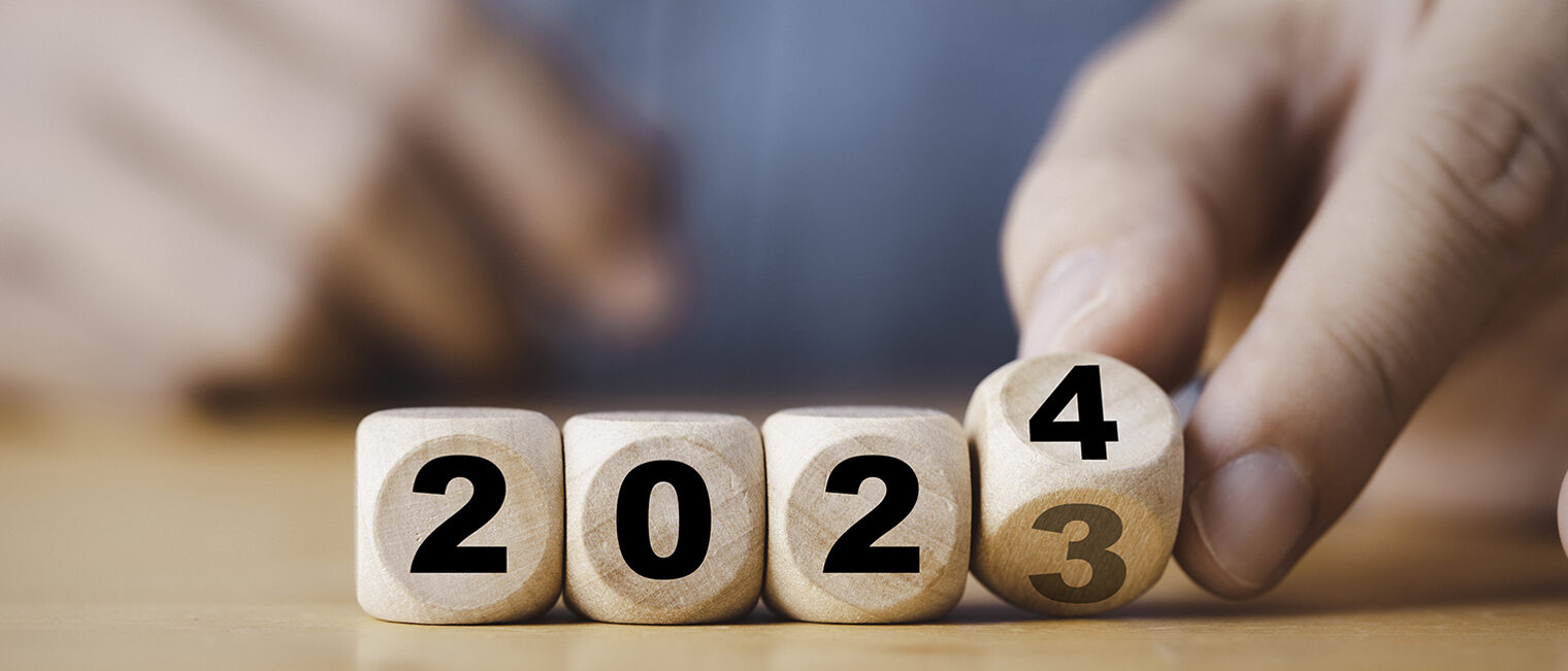 Vier Würfel mit Zahlen liegen nebeneinander, der letzte wird gedreht von 3 auf 4.
