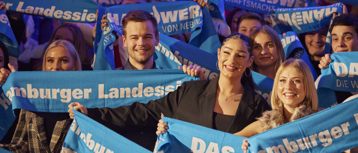 Landessieger*innen mit blauem Landessieger-Schal Landessieger*innen mit blauem Landessieger-Schal
