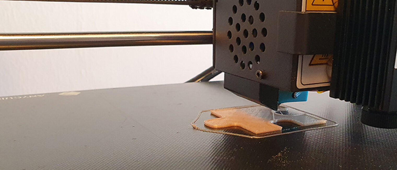 3-D-Drucker druckt ein Holz-Puzzleteil. 3-D-Drucker druckt ein Holz-Puzzleteil.