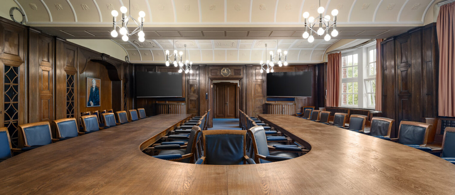 Blick vom Kopfende in den Plenarsaal des Gewerbehauses