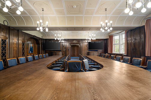 Blick vom Kopfende in den Plenarsaal des Gewerbehauses