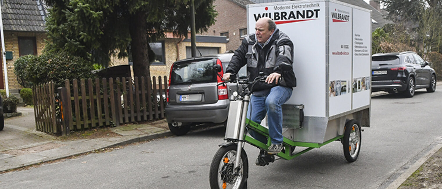 Elektromeister Jens Wilbrandt fährt auf seinem E-Lastenrad. Elektromeister Jens Wilbrandt fährt auf seinem E-Lastenrad.