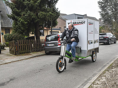 Elektromeister Jens Wilbrandt fährt auf seinem E-Lastenrad.