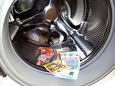 Waschmaschinentrommel mit Geldscheinen