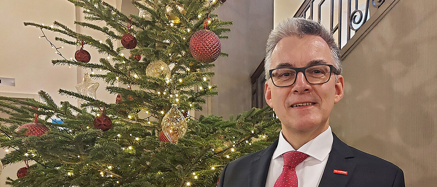 Präsident Hjalmar Stemmann am Weihnachtsbaum im Foyer der Handwerkskammer