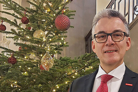 Präsident Hjalmar Stemmann am Weihnachtsbaum im Foyer der Handwerkskammer