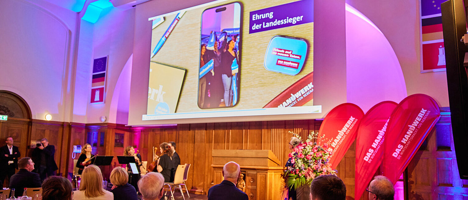Video wird auf Leinwand im Großen Saal der Handwerkskammer gezeigt, Jahresschlussversammlung 2023 Video wird auf Leinwand im Großen Saal der Handwerkskammer gezeigt, Jahresschlussversammlung 2023