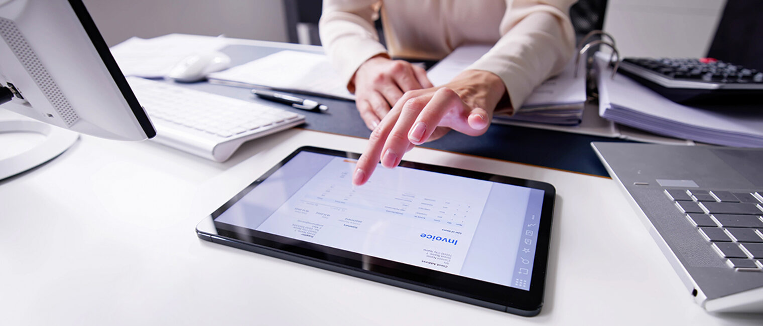 E Invoice On Tablet. Online Electronic Bill Management Schlagwort(e): tablet, electronic, management, statement, e, using