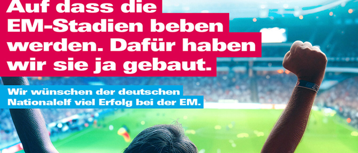 Jubel im Stadion mit Slogan "Auf dass die EM-Stadien beben werden. Dafür haben wir sie ja gebaut." Jubel im Stadion mit Slogan "Auf dass die EM-Stadien beben werden. Dafür haben wir sie ja gebaut."