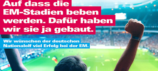 Jubel im Stadion mit Slogan "Auf dass die EM-Stadien beben werden. Dafür haben wir sie ja gebaut."