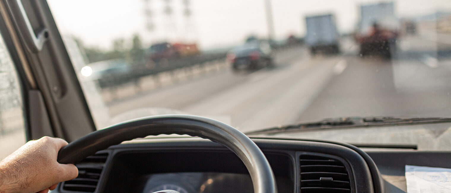 Blick eines Autofahrers durch die Windschutzscheibe während der Fahrt. Blick eines Autofahrers durch die Windschutzscheibe während der Fahrt.