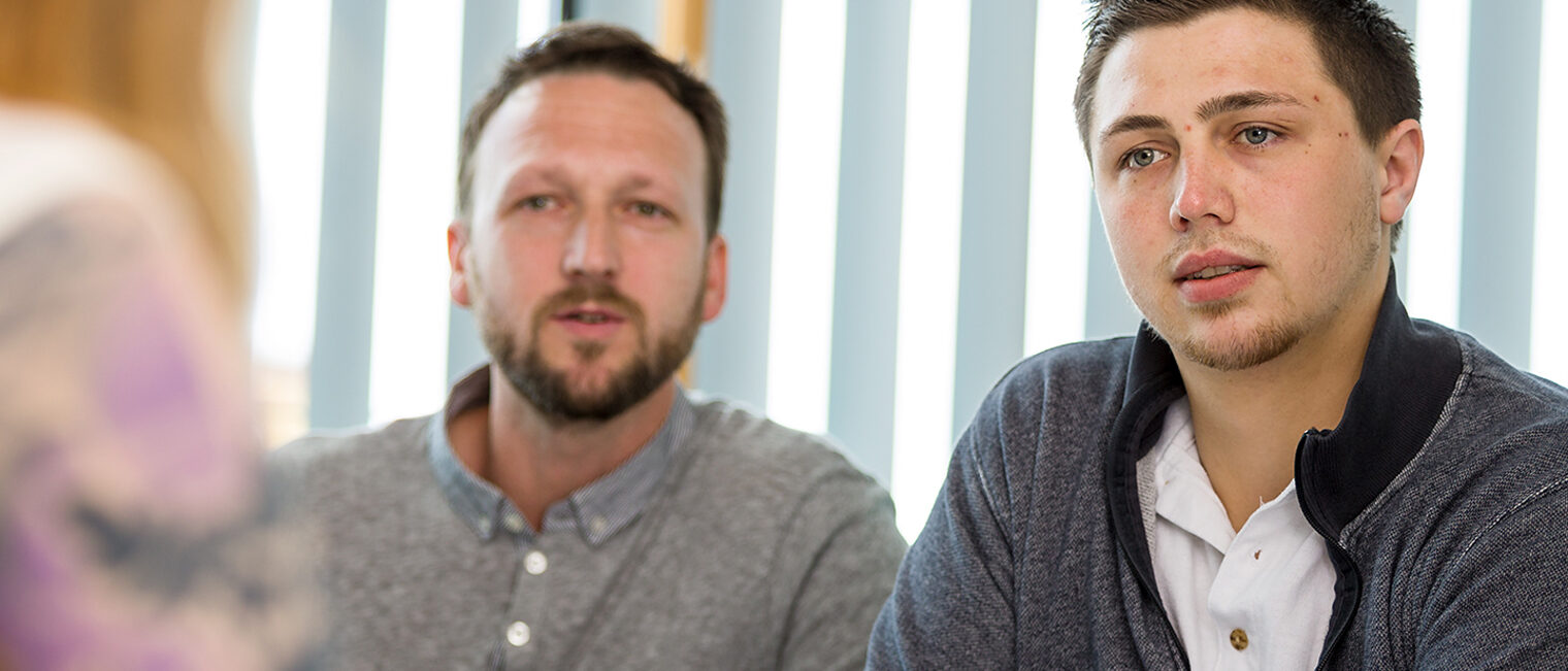 zwei junge Männer in Lernsituation zwei junge Männer in Lernsituation