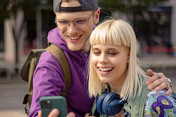 Zwei junge Leute machen ein Selfie.