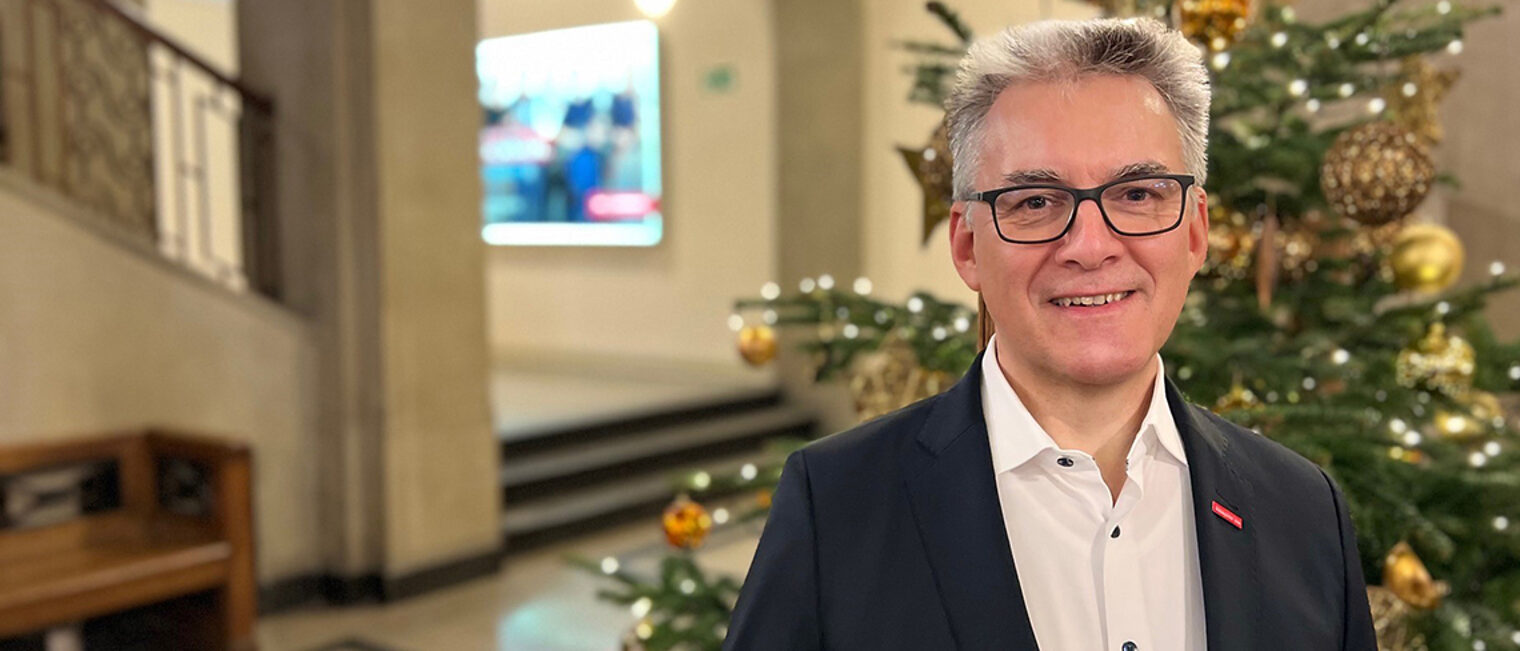 Präsident Hjalmar Stemmann vor dem Weihnachtsbaum im Foyer der Handwerkskammer. Präsident Hjalmar Stemmann vor dem Weihnachtsbaum im Foyer der Handwerkskammer.