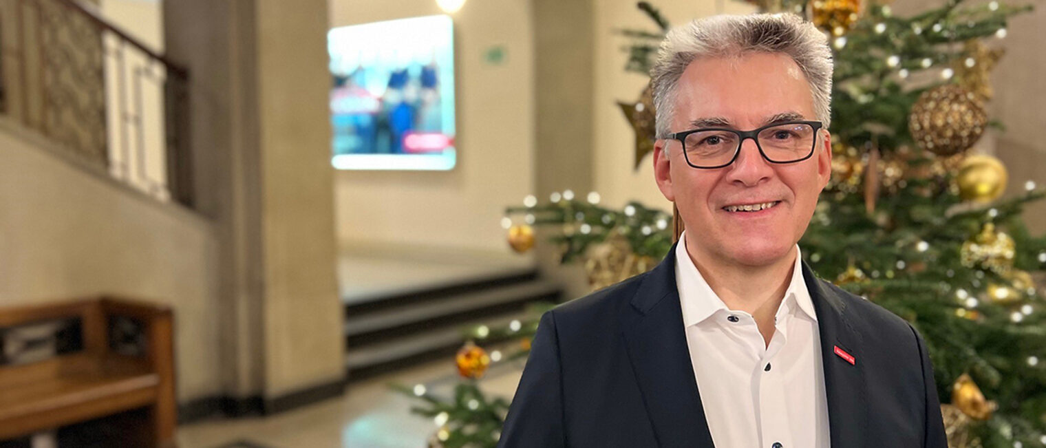 Präsident Hjalmar Stemmann vor dem Weihnachtsbaum im Foyer der Handwerkskammer.