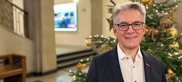 Präsident Hjalmar Stemmann vor dem Weihnachtsbaum im Foyer der Handwerkskammer.
