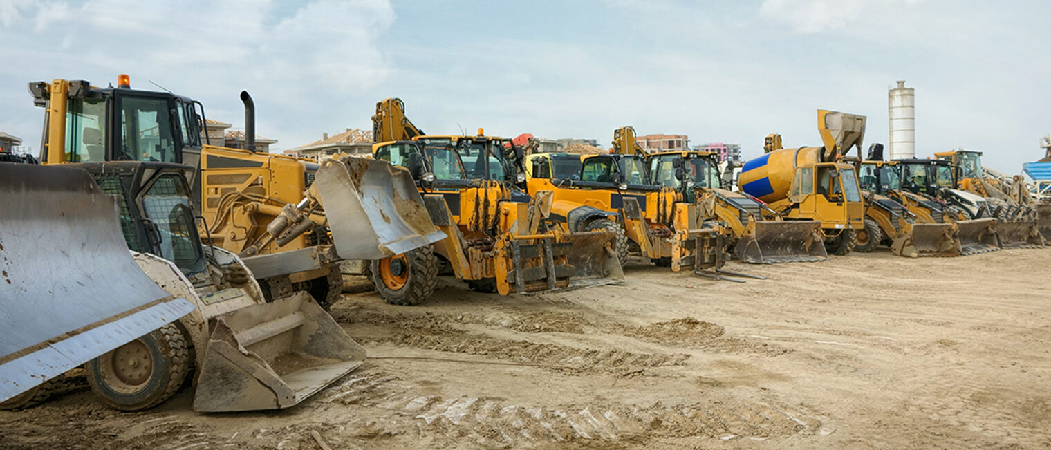 Baumaschinen stehen im Halbkreis. Baumaschinen stehen im Halbkreis.