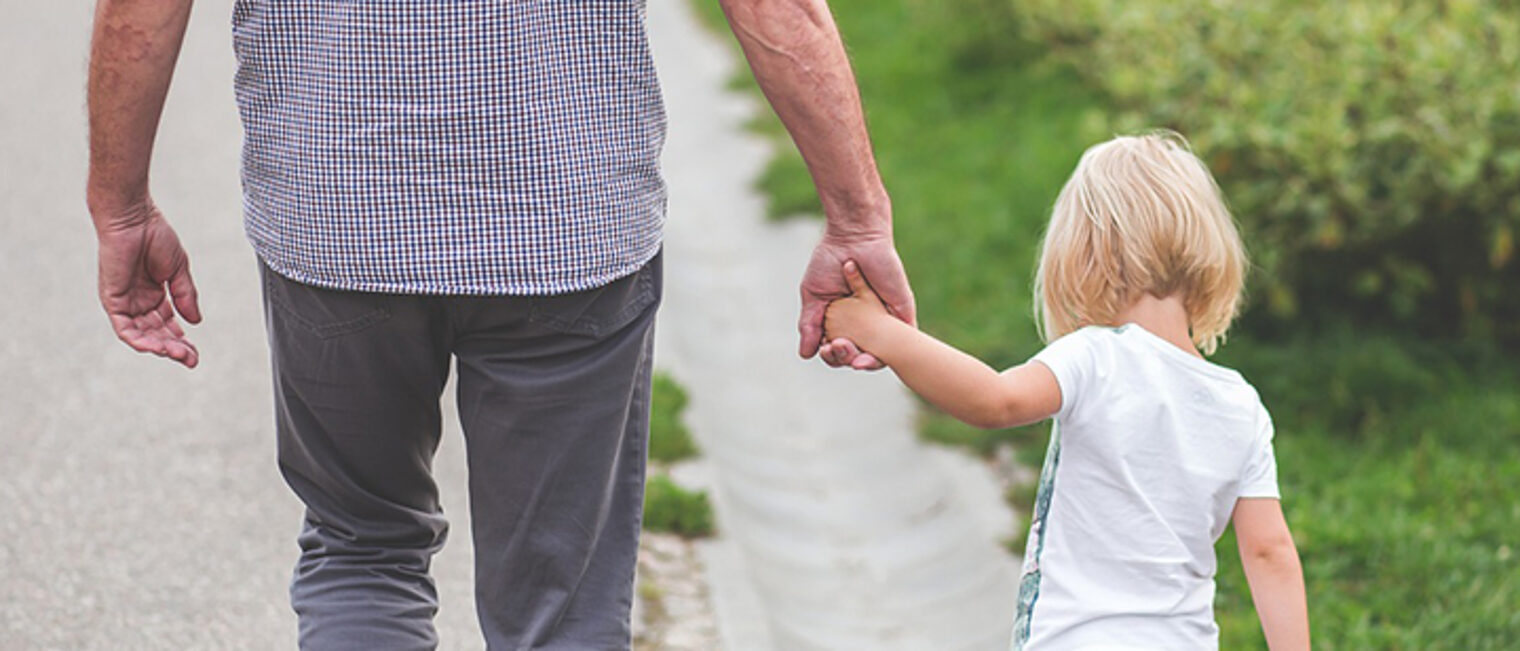 Vater mit Kind an der Hand Vater mit Kind an der Hand