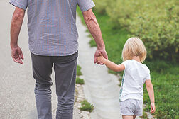 Vater mit Kind an der Hand
