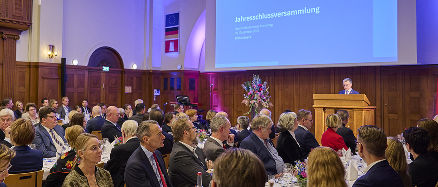 Präsident Stemmann am Rednerpult mit Zuhörenden im Großen Saal