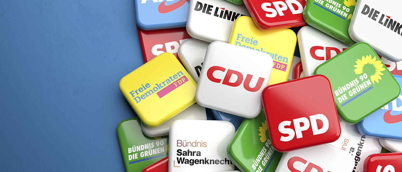 Buttons der im Bundestag vertretenen Parteien