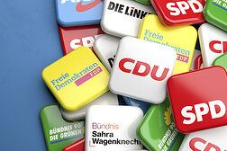 Buttons der im Bundestag vertretenen Parteien